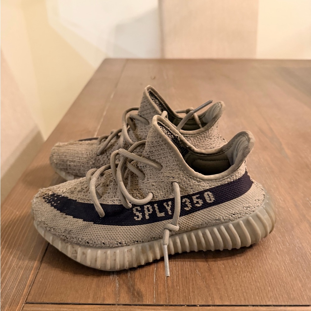 Yeezy Boost 350 Sneakers in gray and Black * size 4youth